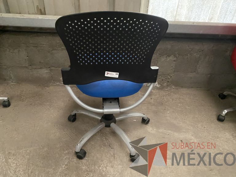 Lote 047 - 2 Sillas operativas con ruedas, sin descansabrazos, respaldo en plástico y asiento en tela color azul - Imagen 2