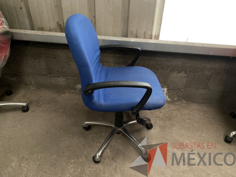 Lote 048 - 5 Sillas operativas con rueda, descansabrazos, respaldo y asiento en tela color azul - Imagen 3