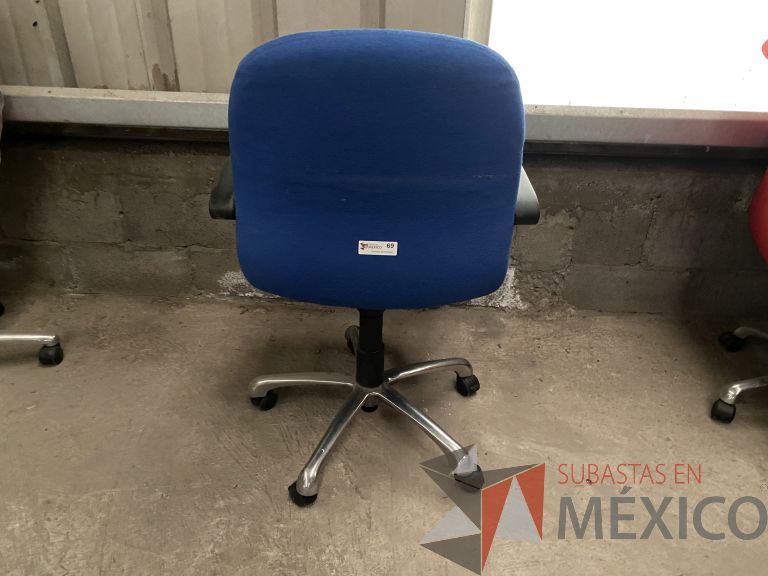 Lote 048 - 5 Sillas operativas con rueda, descansabrazos, respaldo y asiento en tela color azul - Imagen 2
