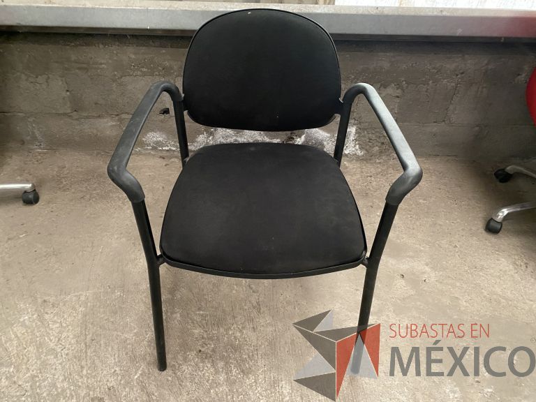 Lote 051 - Silla fija, descansabrazos fijo, asiento y respaldo en tela color negro