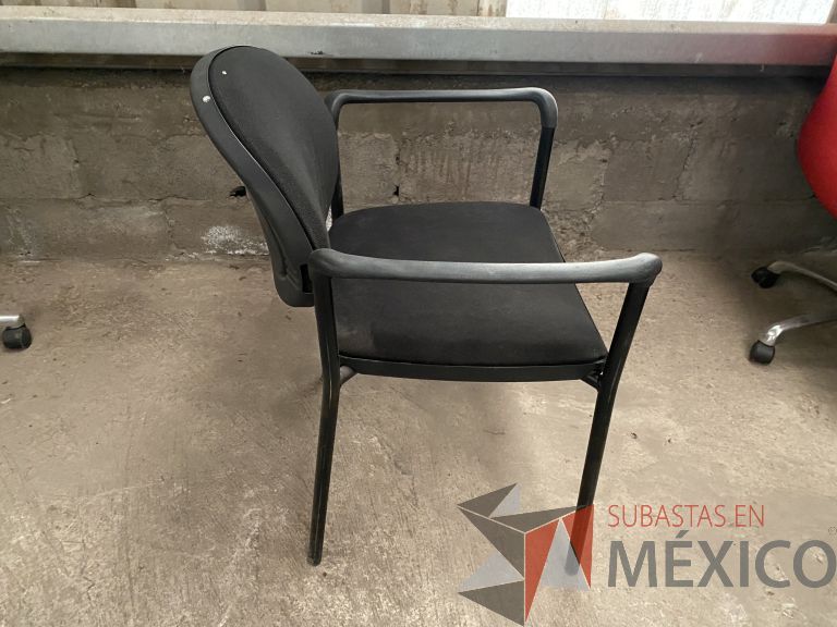 Lote 051 - Silla fija, descansabrazos fijo, asiento y respaldo en tela color negro - Imagen 3