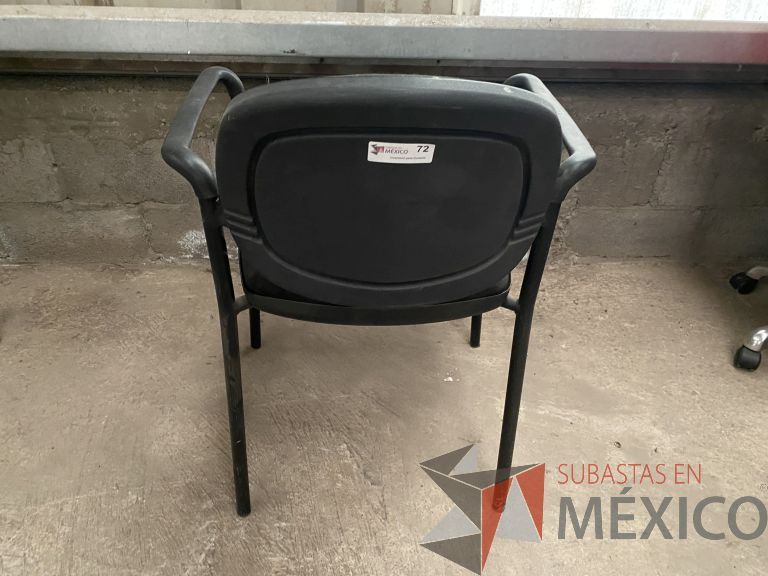 Lote 051 - Silla fija, descansabrazos fijo, asiento y respaldo en tela color negro - Imagen 2