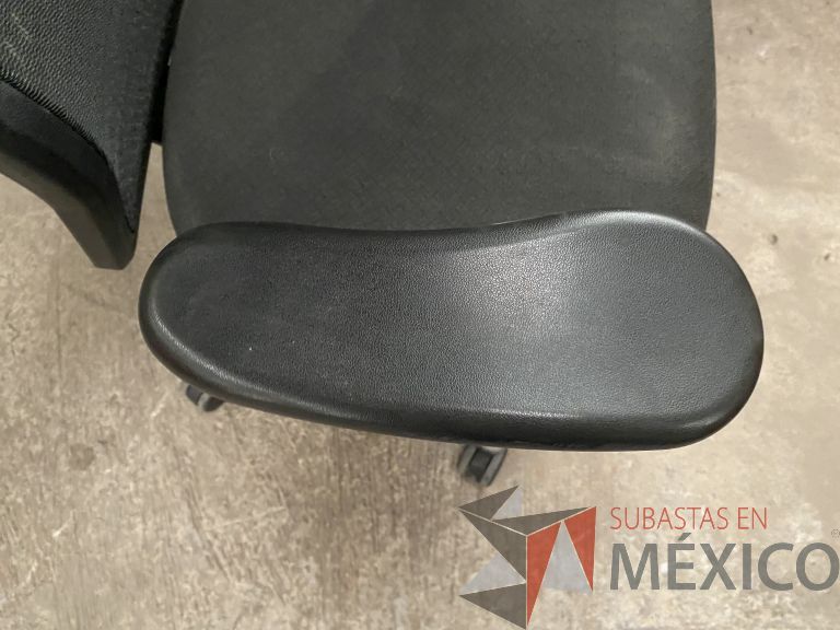 Lote 053 - 3 Sillas operativas con ruedas, descansabrazos, asiento y respaldo en tela color negro - Imagen 4