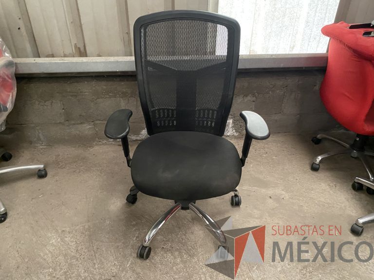 Lote 053 - 3 Sillas operativas con ruedas, descansabrazos, asiento y respaldo en tela color negro