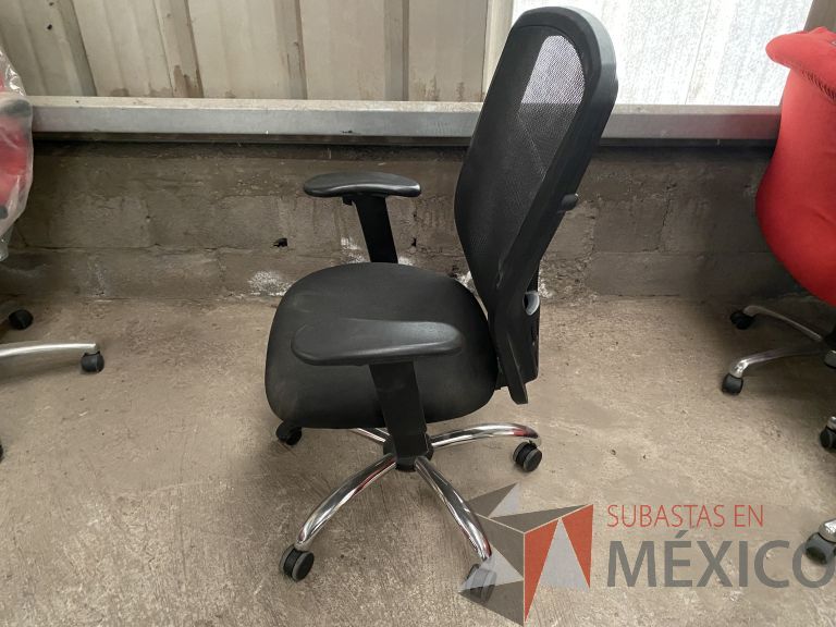 Lote 053 - 3 Sillas operativas con ruedas, descansabrazos, asiento y respaldo en tela color negro - Imagen 2