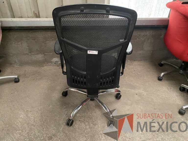 Lote 053 - 3 Sillas operativas con ruedas, descansabrazos, asiento y respaldo en tela color negro - Imagen 3