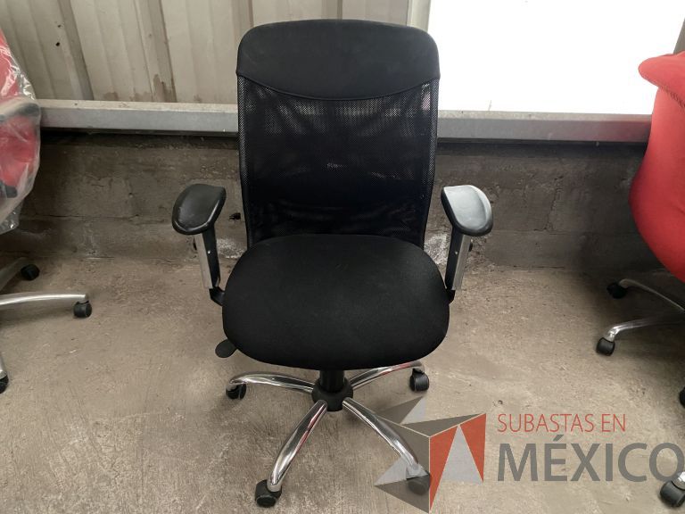 Lote 054 - 2 Sillas operativas con ruedas, descansabrazos, asiento y respaldo en tela color negro