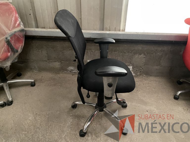 Lote 054 - 2 Sillas operativas con ruedas, descansabrazos, asiento y respaldo en tela color negro - Imagen 4