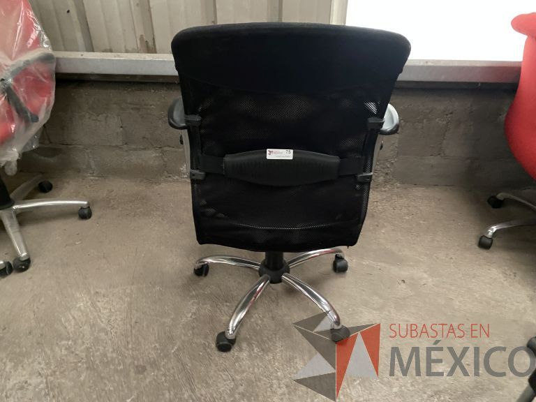Lote 054 - 2 Sillas operativas con ruedas, descansabrazos, asiento y respaldo en tela color negro - Imagen 2