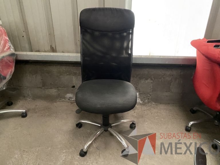 Lote 055 - 2 Sillas operativas con ruedas, asiento y respaldo en tela color negro