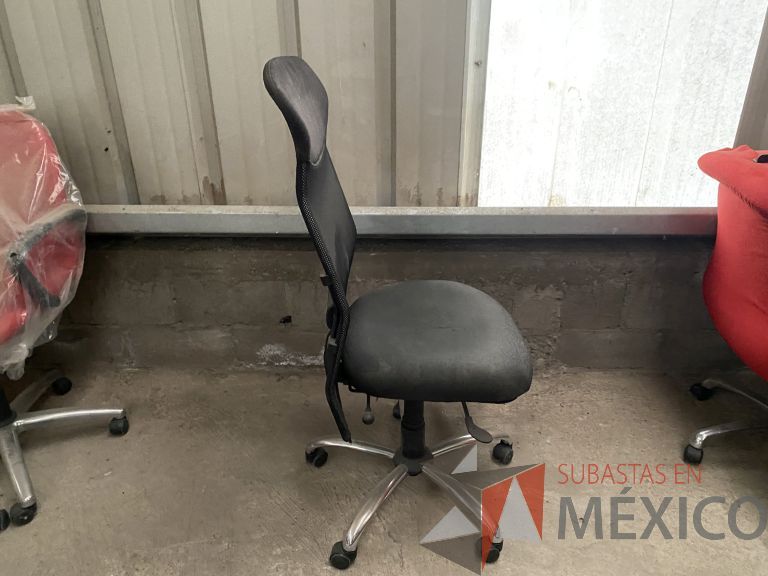 Lote 055 - 2 Sillas operativas con ruedas, asiento y respaldo en tela color negro - Imagen 4