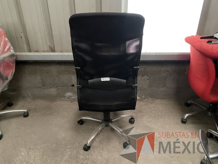 Lote 055 - 2 Sillas operativas con ruedas, asiento y respaldo en tela color negro - Imagen 5