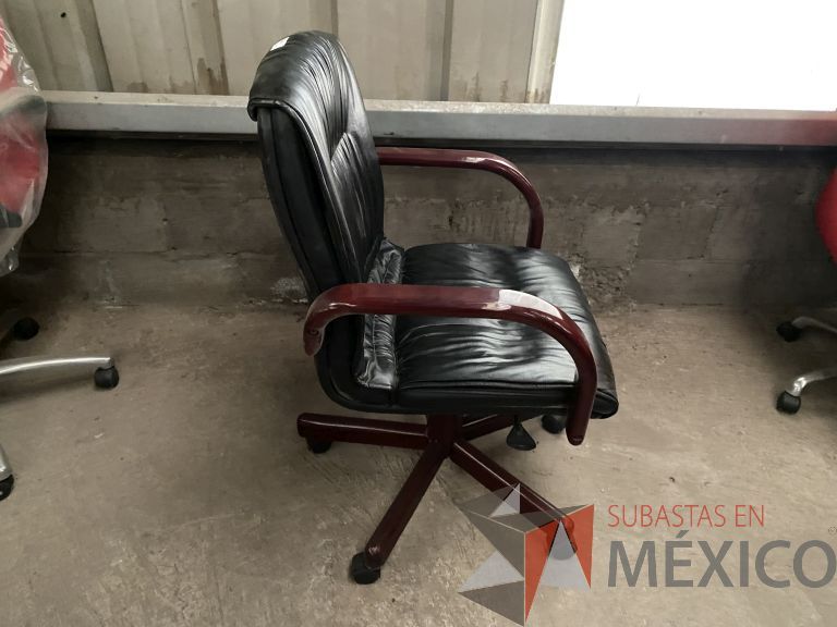 Lote 056 - 4 Sillas operativas con ruedas, descansabrazos de madera, asiento y respaldo en vinipiel - Imagen 4