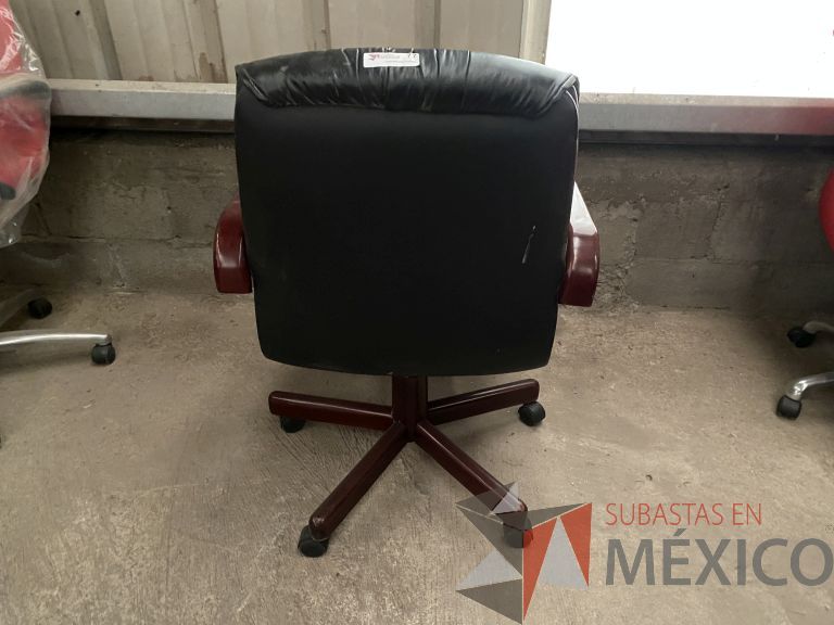 Lote 056 - 4 Sillas operativas con ruedas, descansabrazos de madera, asiento y respaldo en vinipiel - Imagen 5