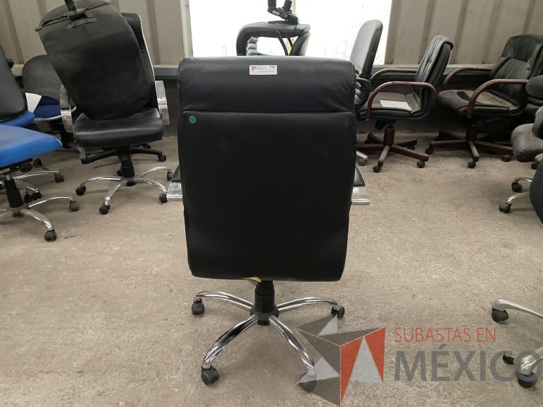 Lote 057 - 23 Sillas operativas con ruedas, descansabrazos cromados, asiento y respaldo en tela color negro - Imagen 4