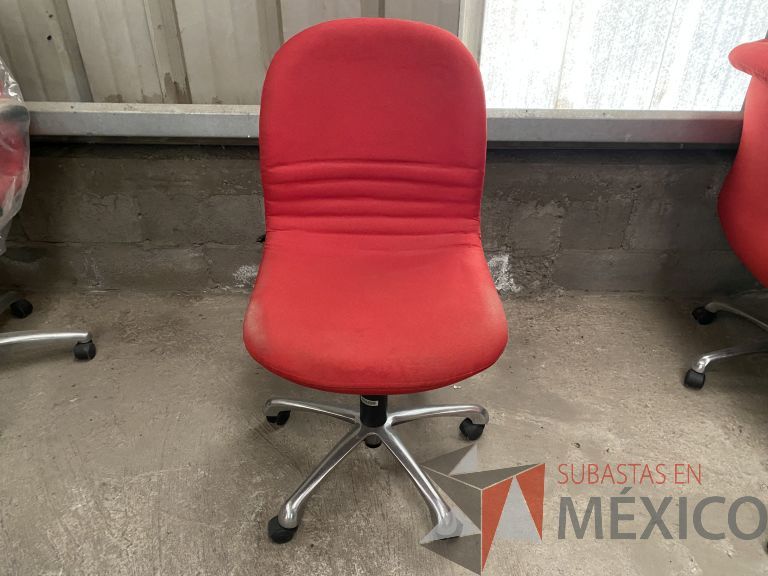 Lote 060 - 25 Sillas operativas con ruedas, asiento y respaldo en tela color rojo