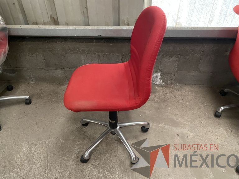 Lote 060 - 25 Sillas operativas con ruedas, asiento y respaldo en tela color rojo - Imagen 2