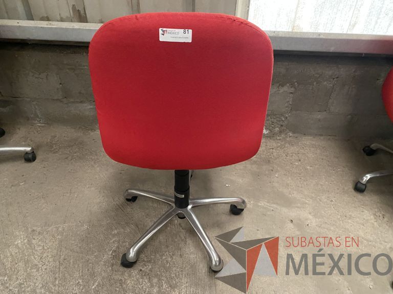 Lote 060 - 25 Sillas operativas con ruedas, asiento y respaldo en tela color rojo - Imagen 3