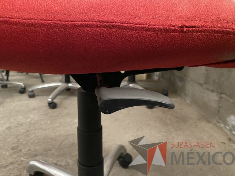 Lote 060 - 25 Sillas operativas con ruedas, asiento y respaldo en tela color rojo - Imagen 4