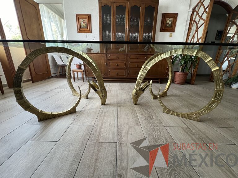 Lote 005 - Mesa con cubierta vidrio y 8 Sillas de caoba - Galeria Artra - Imagen 2