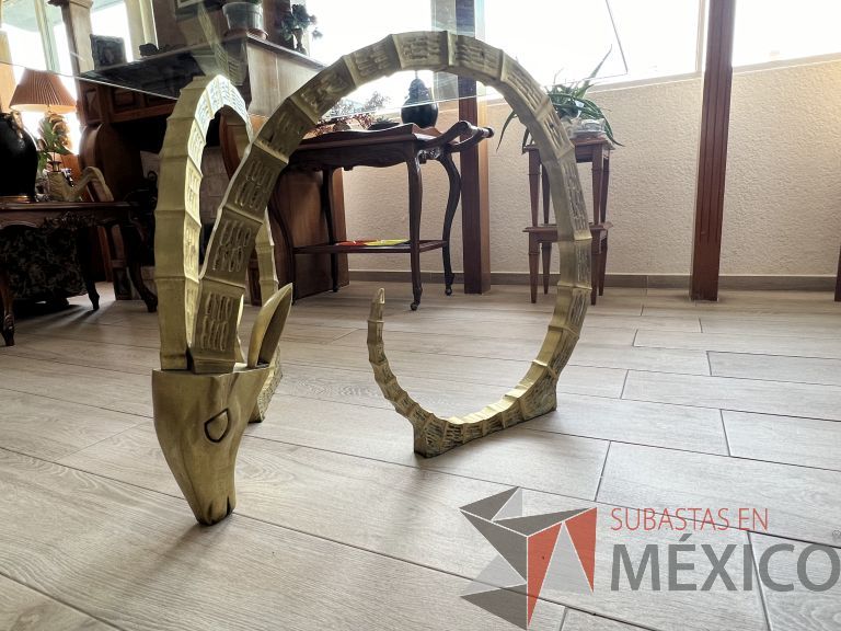 Lote 005 - Mesa con cubierta vidrio y 8 Sillas de caoba - Galeria Artra - Imagen 3