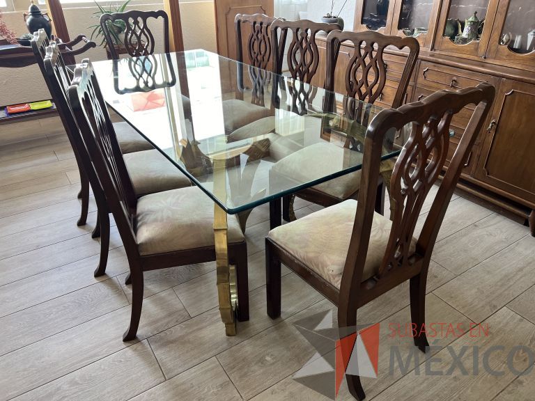 Lote 005 - Mesa con cubierta vidrio y 8 Sillas de caoba - Galeria Artra - Imagen 9