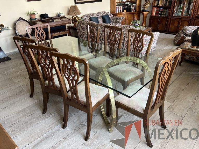 Lote 005 - Mesa con cubierta vidrio y 8 Sillas de caoba - Galeria Artra