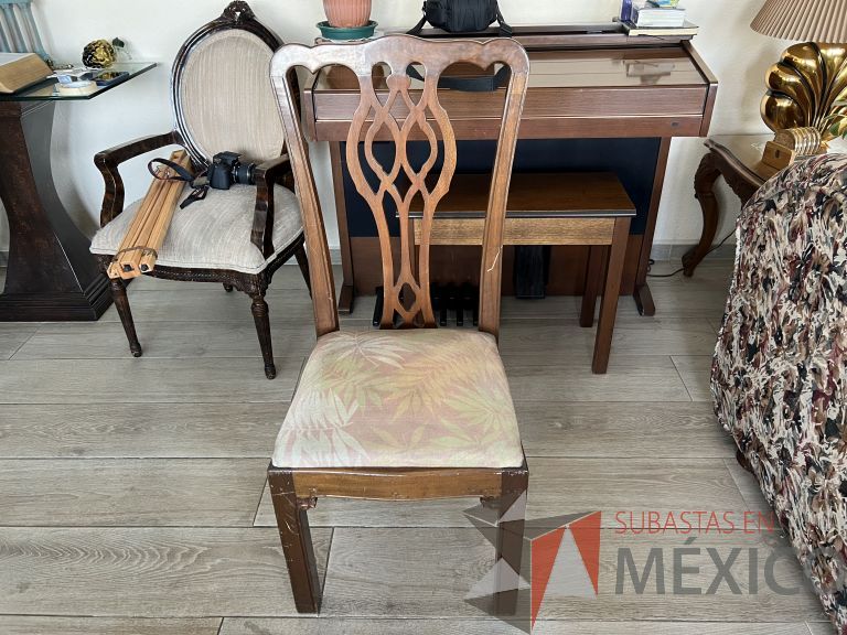 Lote 005 - Mesa con cubierta vidrio y 8 Sillas de caoba - Galeria Artra - Imagen 11