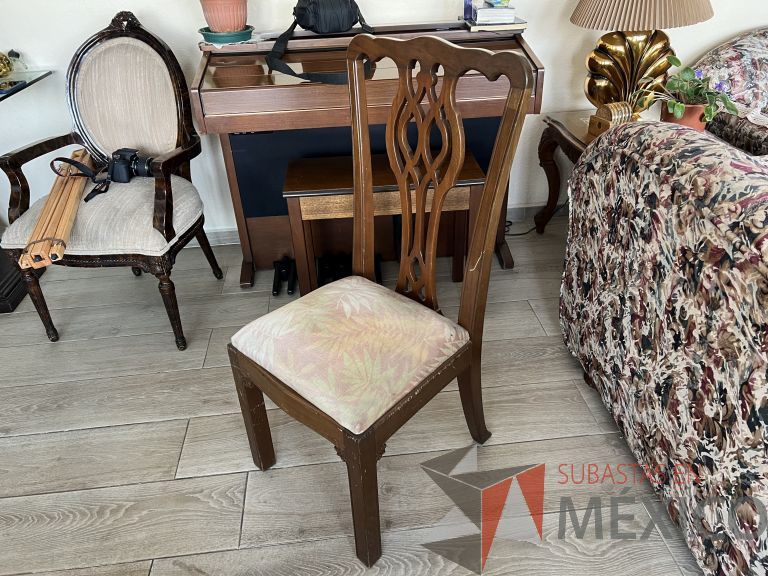 Lote 005 - Mesa con cubierta vidrio y 8 Sillas de caoba - Galeria Artra - Imagen 12