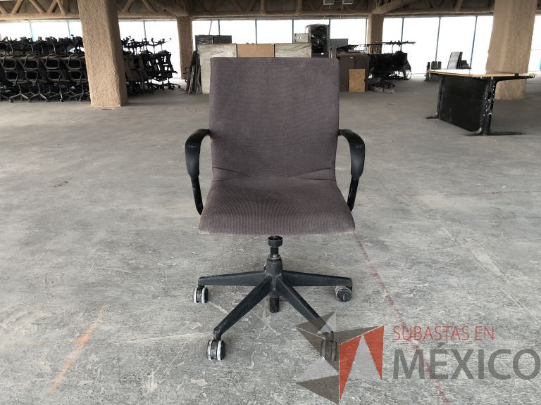Lote 001 - Lote con 63 Artículos, Sillas, Escritorios, Sillones, etc... - Imagen 10