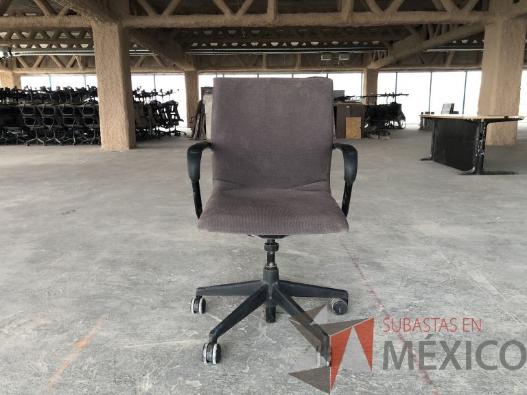 Lote 013 - 4 Sillas operativas con ruedas, descansabrazos, asiento y respaldo en tela color gris