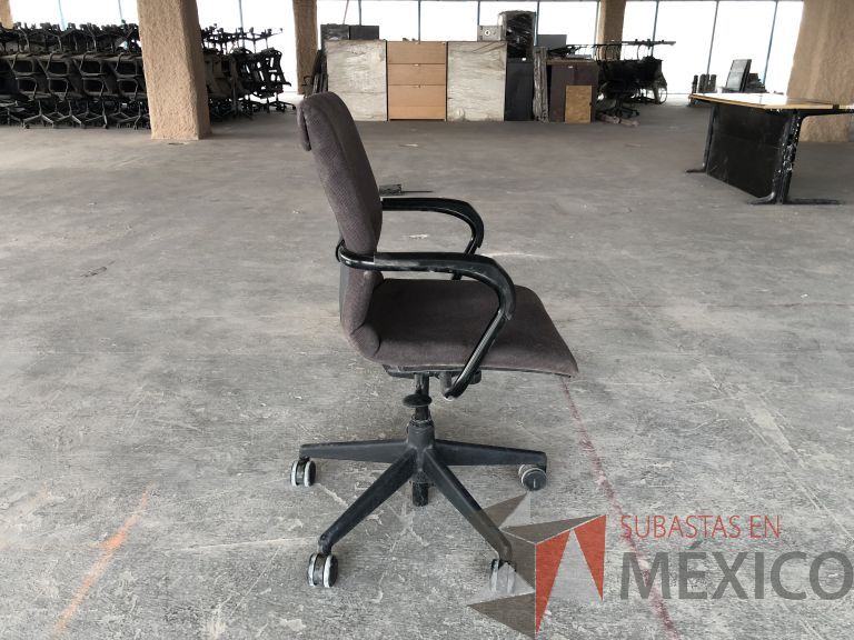 Lote 001 - Lote con 63 Artículos, Sillas, Escritorios, Sillones, etc... - Imagen 12