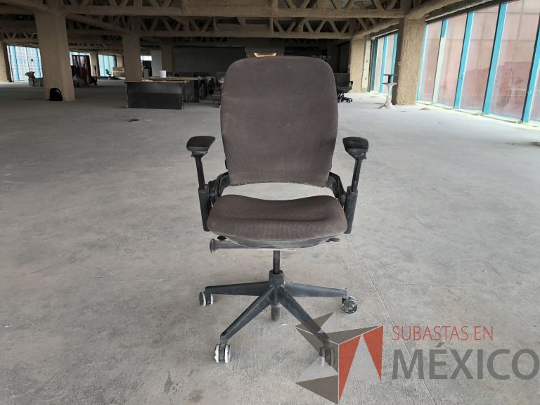 Lote 031 - 2 Sillas operativas con ruedas, descansabrazos, asiento y respaldo en tela gris