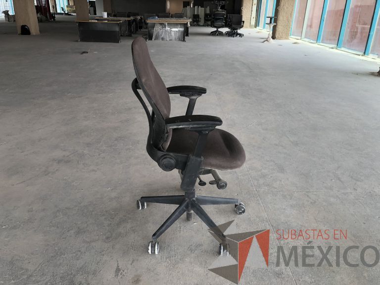 Lote 001 - Lote con 63 Artículos, Sillas, Escritorios, Sillones, etc... - Imagen 15