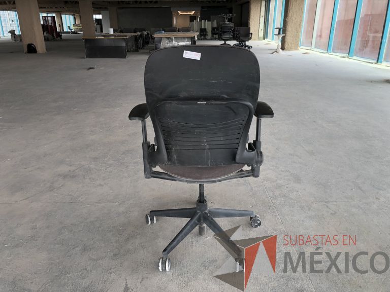 Lote 001 - Lote con 63 Artículos, Sillas, Escritorios, Sillones, etc... - Imagen 16