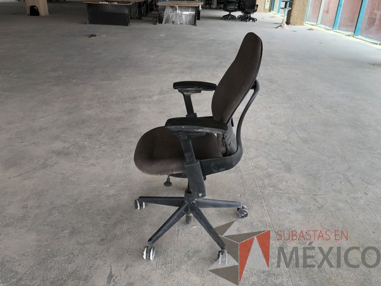 Lote 001 - Lote con 63 Artículos, Sillas, Escritorios, Sillones, etc... - Imagen 17