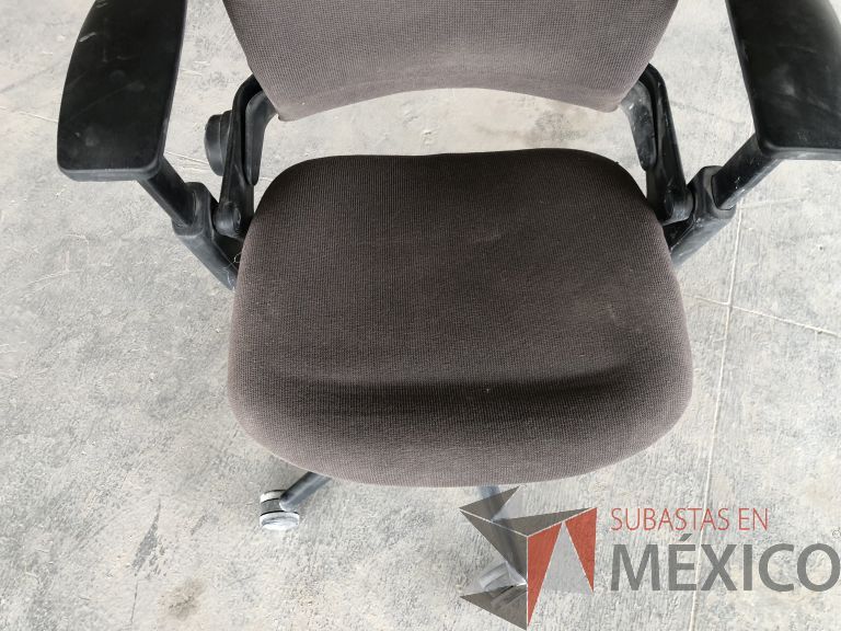 Lote 031 - 2 Sillas operativas con ruedas, descansabrazos, asiento y respaldo en tela gris - Imagen 6