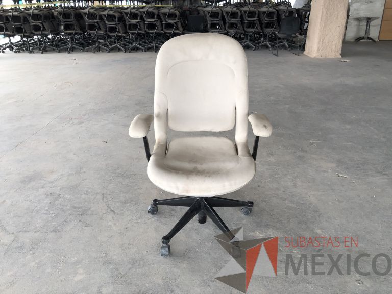 Lote 018 - 2 Sillas operativas con ruedas, descansabrazos, asiento y respaldo en tela color beige
