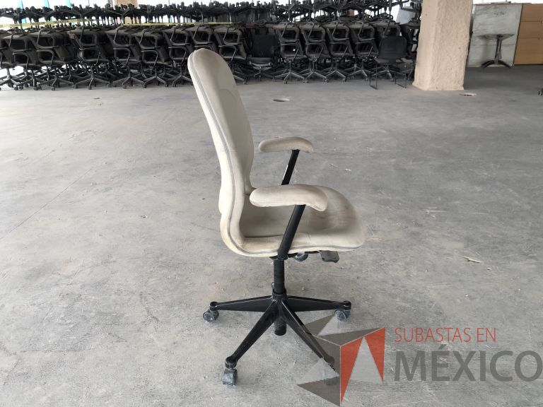 Lote 018 - 2 Sillas operativas con ruedas, descansabrazos, asiento y respaldo en tela color beige - Imagen 2