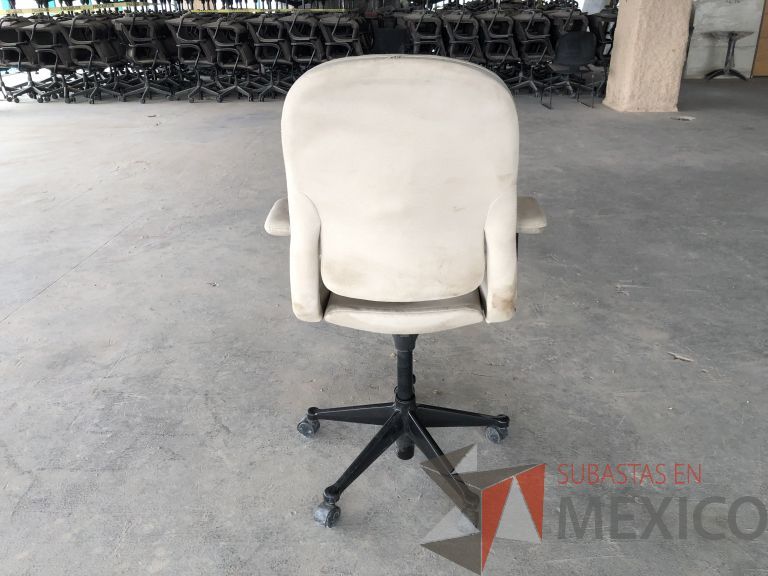 Lote 018 - 2 Sillas operativas con ruedas, descansabrazos, asiento y respaldo en tela color beige - Imagen 3