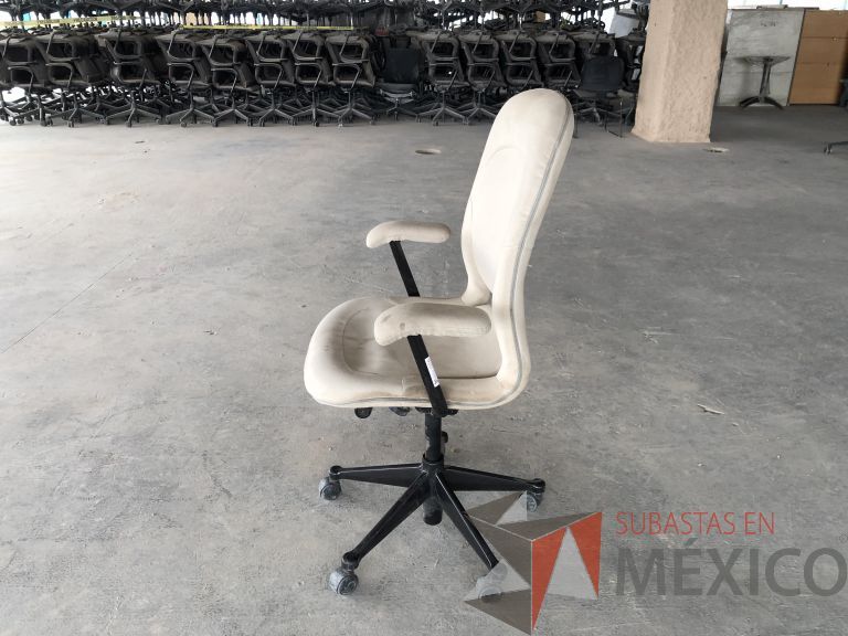 Lote 018 - 2 Sillas operativas con ruedas, descansabrazos, asiento y respaldo en tela color beige - Imagen 4