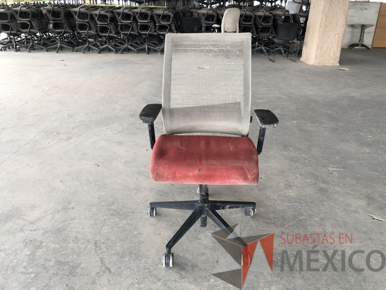 Lote 022 - 2 Sillas operativas con ruedas, descansabrazos, respaldo en malla y asiento en tela color rojo