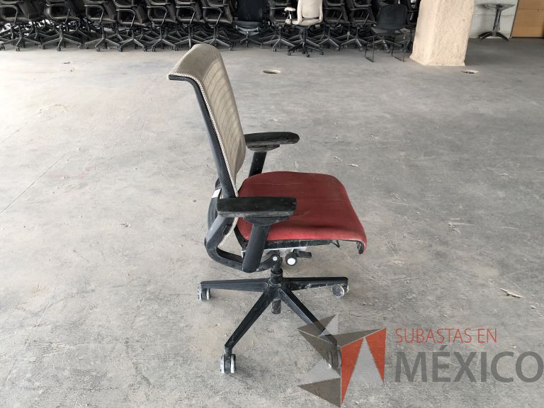 Lote 022 - 2 Sillas operativas con ruedas, descansabrazos, respaldo en malla y asiento en tela color rojo - Imagen 2