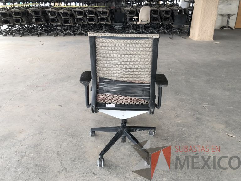 Lote 022 - 2 Sillas operativas con ruedas, descansabrazos, respaldo en malla y asiento en tela color rojo - Imagen 3