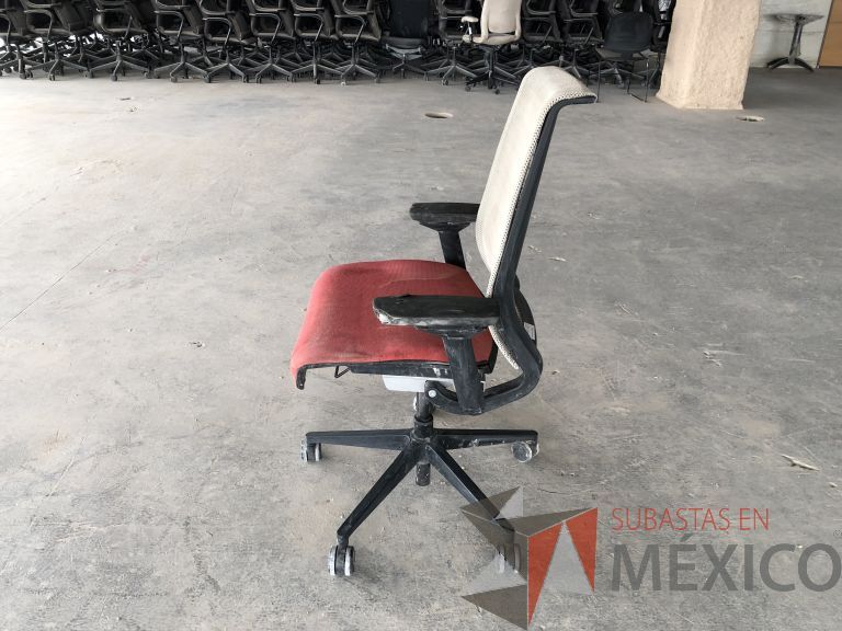 Lote 022 - 2 Sillas operativas con ruedas, descansabrazos, respaldo en malla y asiento en tela color rojo - Imagen 4
