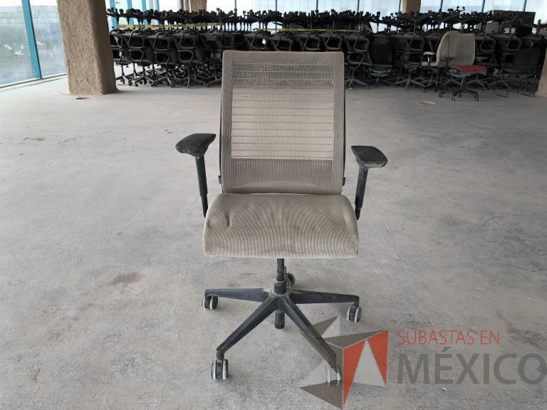 Lote 023 - 3 Sillas operativas con ruedas, descansabrazos, respaldo en malla y asiento en tela color beige