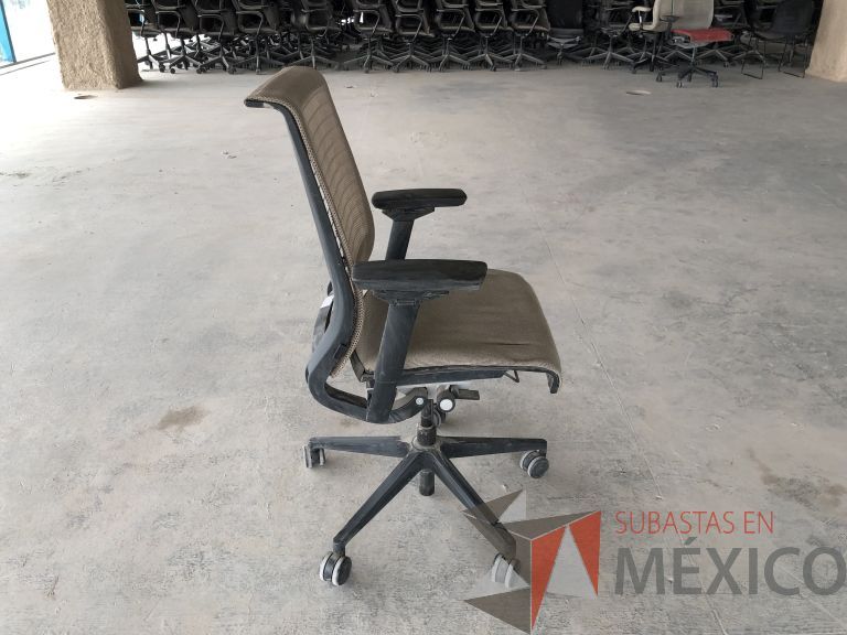 Lote 023 - 3 Sillas operativas con ruedas, descansabrazos, respaldo en malla y asiento en tela color beige - Imagen 2