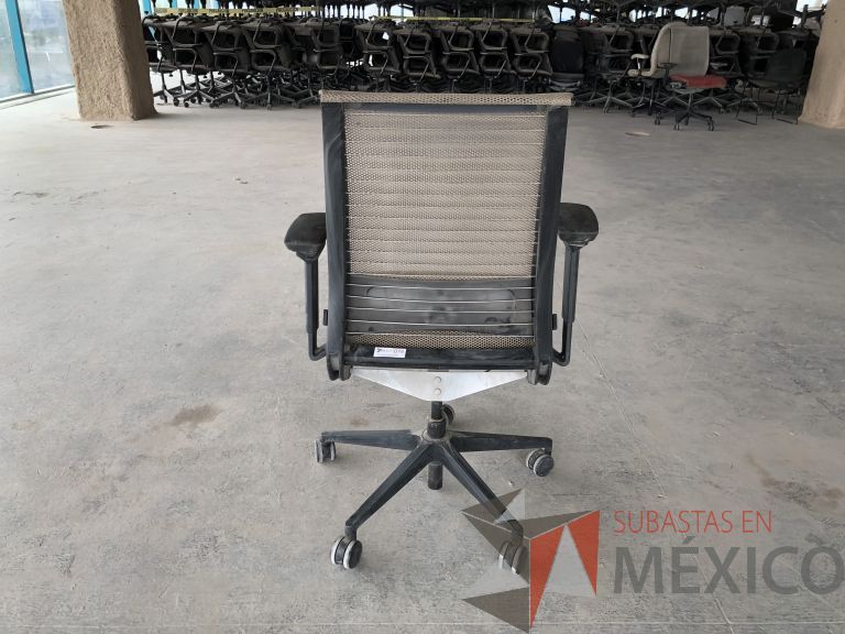 Lote 023 - 3 Sillas operativas con ruedas, descansabrazos, respaldo en malla y asiento en tela color beige - Imagen 3
