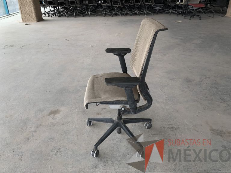 Lote 023 - 3 Sillas operativas con ruedas, descansabrazos, respaldo en malla y asiento en tela color beige - Imagen 4