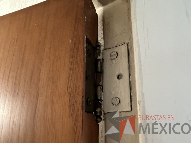 Lote 029 - Puerta de madera con chapa y marco - Imagen 2